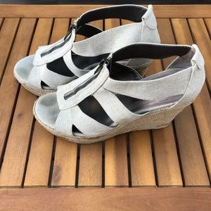 Cream linen wedges ☀️